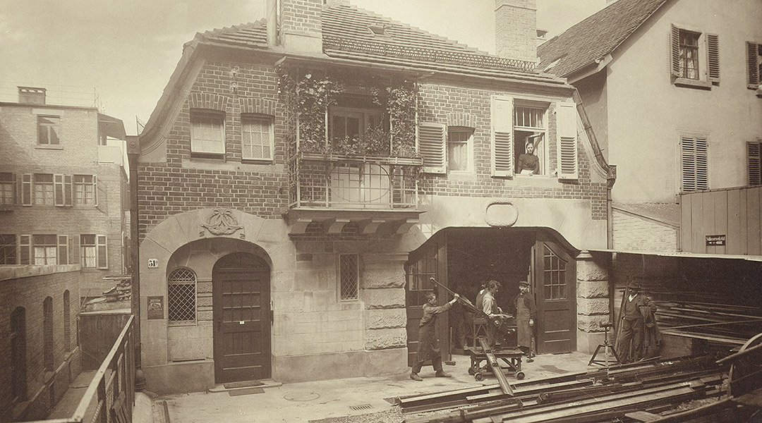 1866: Aktuelle politische Entwicklungen machen alle Planung zunichte, bevor die Arbeit des Vereins richtig starten kann: Im Deutschen Krieg von 1866 zieht das Königreich Württemberg als Bündnispartner Österreichs gegen Preußen in die Schlacht. Der Verein entschließt sich, die bisher verfügbaren Mittel der Stadt als Darlehen zu gewähren, damit diese städtische Bauarbeiten zur Arbeitsbeschaffung bezahlen kann. Insgesamt sichert der Verein damit von Juli bis September 1866 rund 270 Arbeitern aller Berufszweige den Unterhalt.