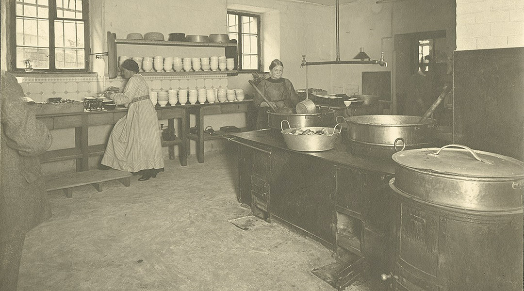 1874: Im Dezember öffnet die Volksküche ihre Pforten, die erste größere und vom Verein selbst geführte Einrichtung. Durch Großeinkauf und Massenzubereitung wird hier für kleines Geld hochwertiges und gesundes Essen zubereitet.