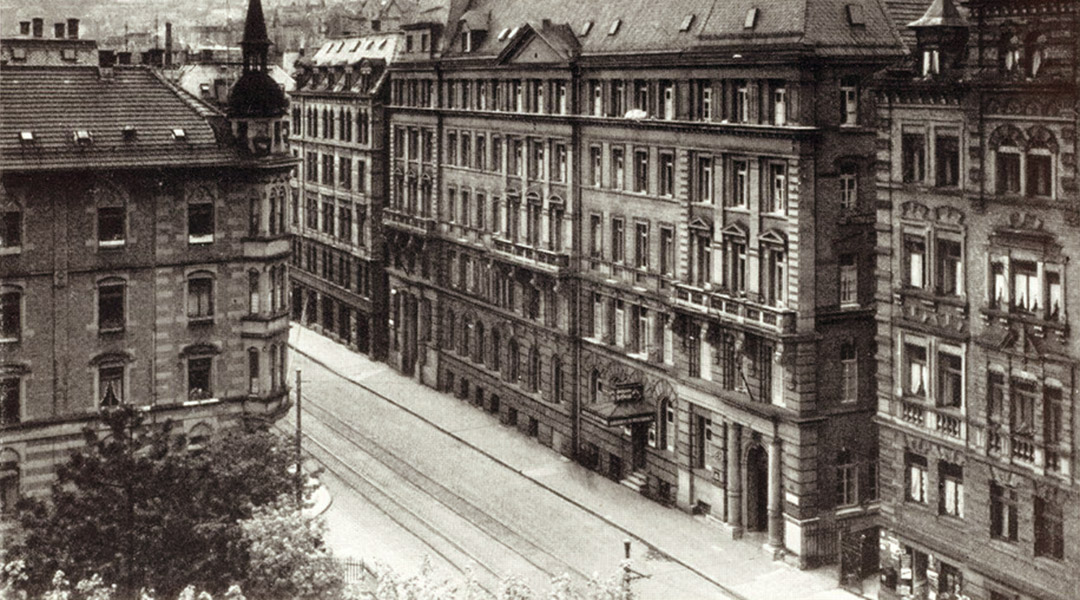 1890: Am 23. November 1890 eröffnet in der Heusteigstraße 45 ein Männerwohnheim seine Pforten. „Das Arbeiterheim“ – heute das Eduard-Pfeiffer-Haus – wird von der selbstständigen Tochter „Stiftung Arbeiterheim“ verwaltet.
