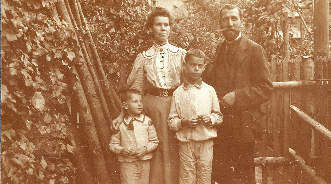 1892: Die ersten Wohnungen für 113 Familien sind in Ostheim bezugsfertig. (Hier eine Ostheimer Familie im Sonntagsstaat.)