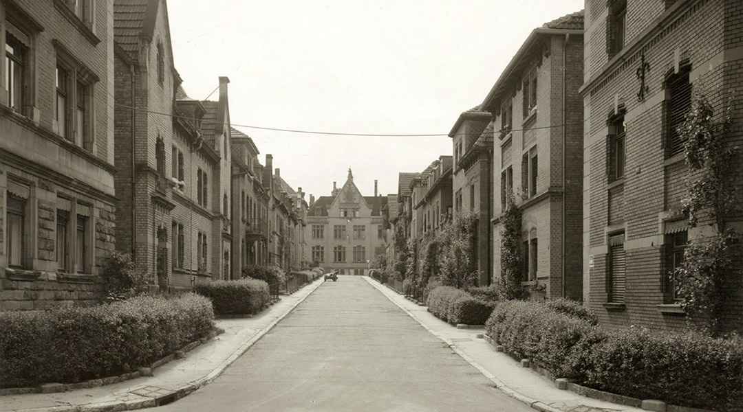 1896: Bau der Krippe Ostheim (Bildmitte) in der Schwarenbergstraße 64 – heute der Firmensitz des „Bau- und Wohnungsverein Stuttgart“.