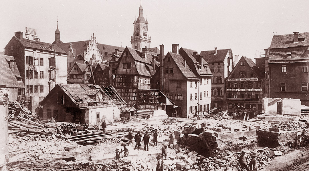 1906: Baubeginn für das Großprojekt „Altstadtsanierung“: 7.000 qm, also etwa 10% der gesamten Fläche der Stuttgarter Altstadt, wurden komplett neu bebaut.