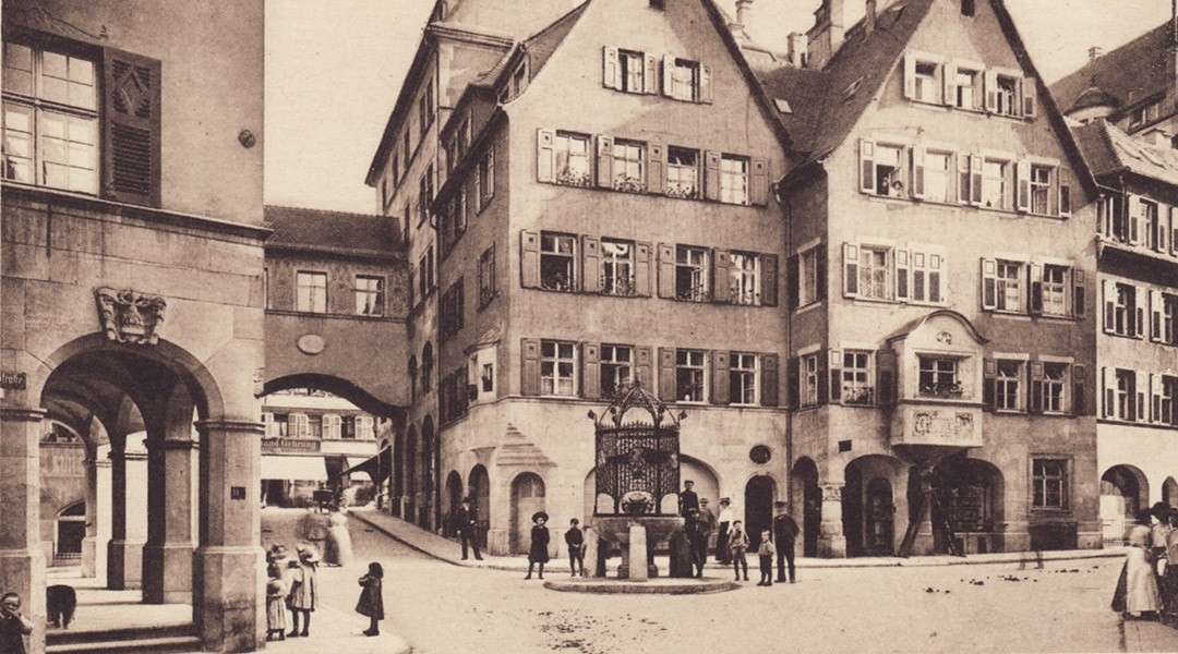 1909: Josef Zeitler errichtet den Hans-im-Glück-Brunnen auf dem Geißplatz – damit sind die Bauarbeiten in der Altstadt abgeschlossen.