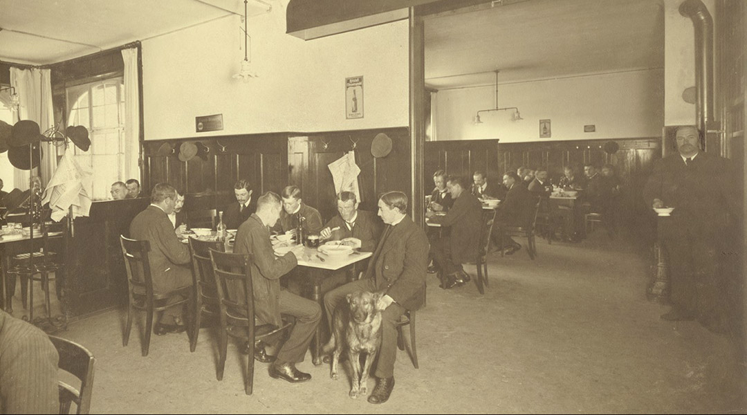 1912: Wegen des großen Andrangs im „Arbeiterheim“ eröffnet der Verein im Sommer ein weiteres Heim, das sogenannte Ledigenheim an der Villastraße. (Hier der Speiseraum des Heims.)